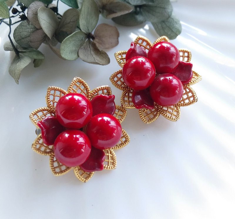 Vintage Jewelry 西洋古董飾品 立體紅果子 珠花 夾式耳環 - ต่างหู - โลหะ สีแดง