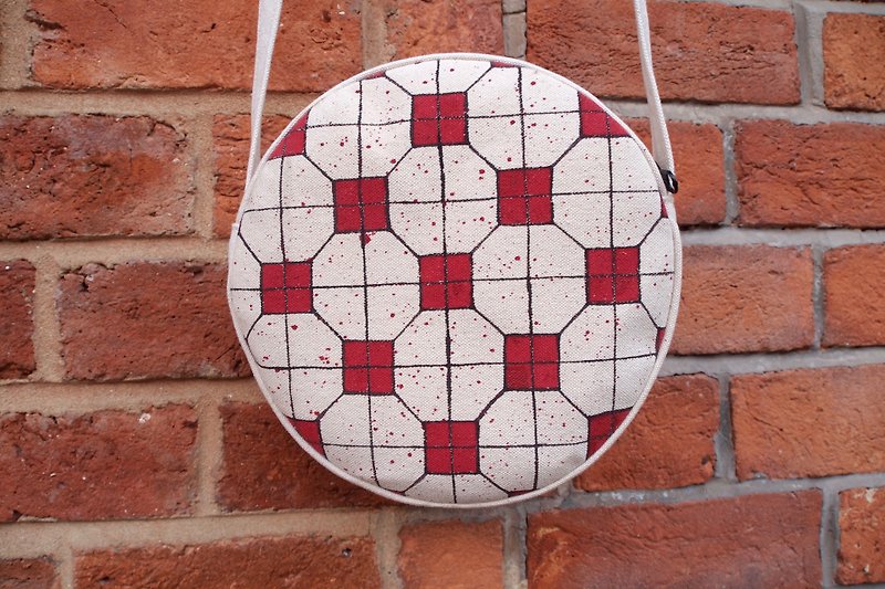 Old floor tiles round bag - กระเป๋าแมสเซนเจอร์ - ผ้าฝ้าย/ผ้าลินิน สีแดง