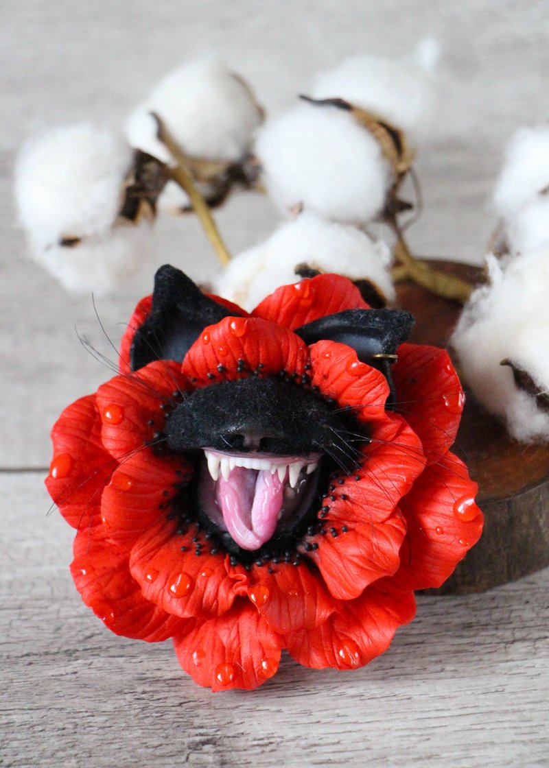 Cat Brooch Toothy Flower Brooch with a poppy - 胸針 - 黏土 紅色