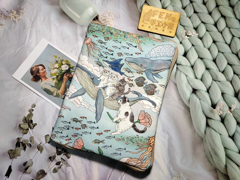 海洋系列-日本設計師布料海洋旅程童話鯨魚與貓拉鍊書衣-A5-25K - 書衣/書套 - 棉．麻 