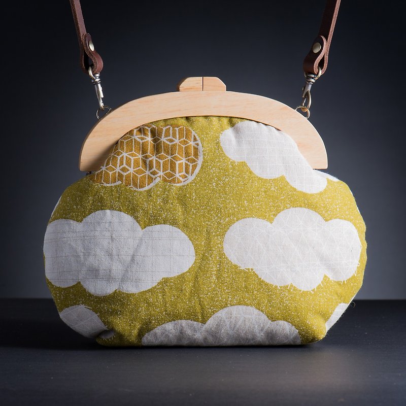 A few clouds in the sky-[Large] Mukou Gold Bag-Retro Crossbody Bag-Carrying Bag-Women's Bag - กระเป๋าแมสเซนเจอร์ - ผ้าฝ้าย/ผ้าลินิน สีเหลือง