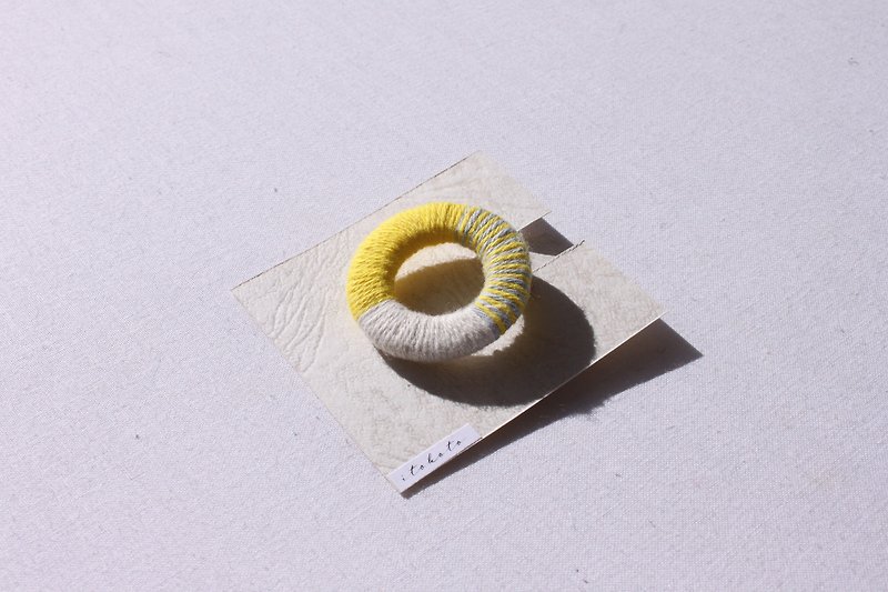 [Small] Border round brooch - เข็มกลัด - ผ้าฝ้าย/ผ้าลินิน สีเหลือง