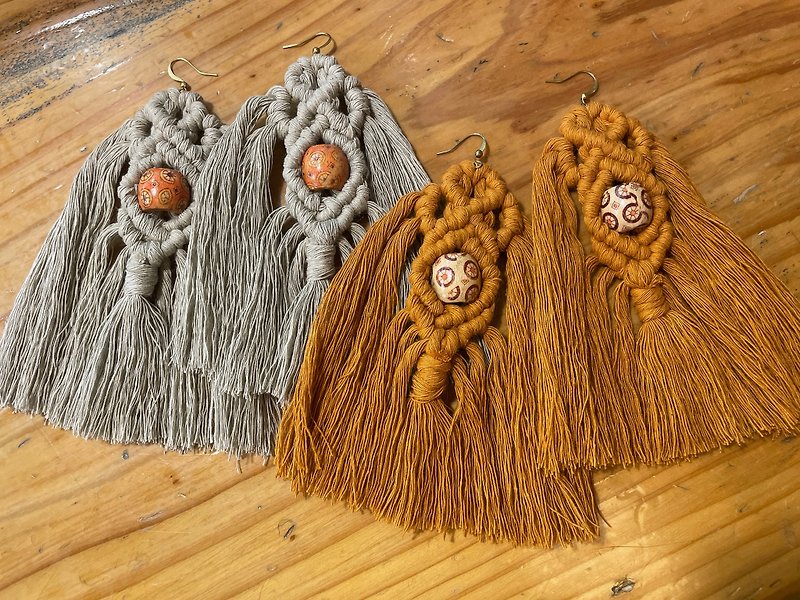 [Little Romance] Big Wooden Bead Tassel Earrings - ต่างหู - ผ้าฝ้าย/ผ้าลินิน หลากหลายสี