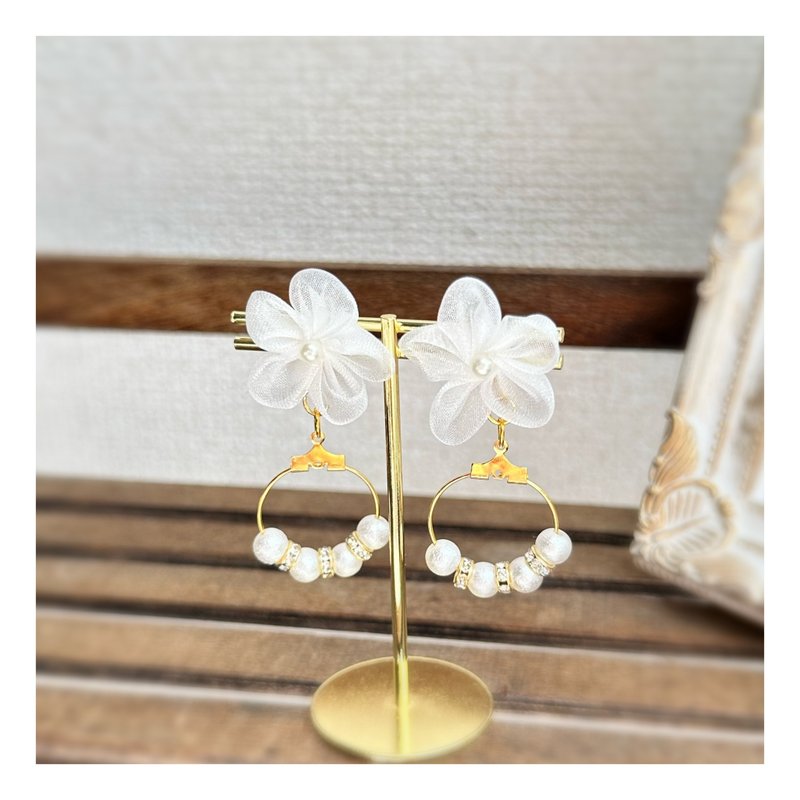 Princess earrings hoop flower - ต่างหู - ผ้าฝ้าย/ผ้าลินิน ขาว