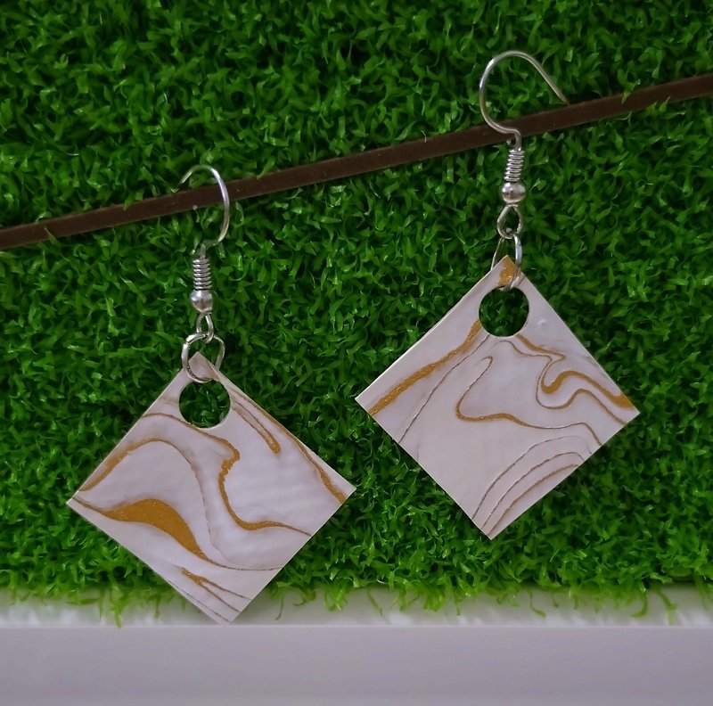 White and gold fluid painting earrings - Earrings & Clip-ons - Eco-Friendly Materials Multicolor