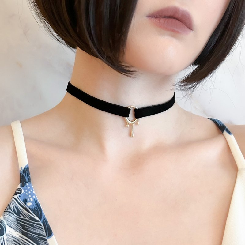 Melting Heart and Silent Eyes / Simple choker with black velvet ribbon SV622 - Chokers - Other Metals Black