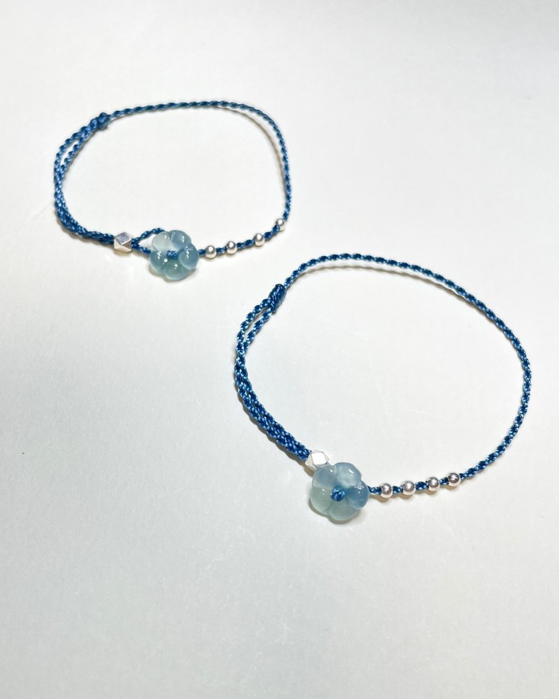 Ice Blue Flower Jade Bracelet - สร้อยข้อมือ - หยก สีน้ำเงิน