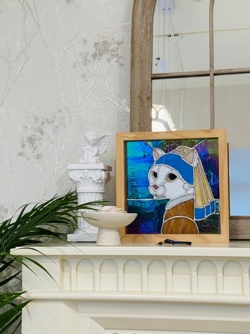 躲貓貓玻璃手作工作室🐈 彩色玻璃體驗課-戴珍珠耳環的少女貓