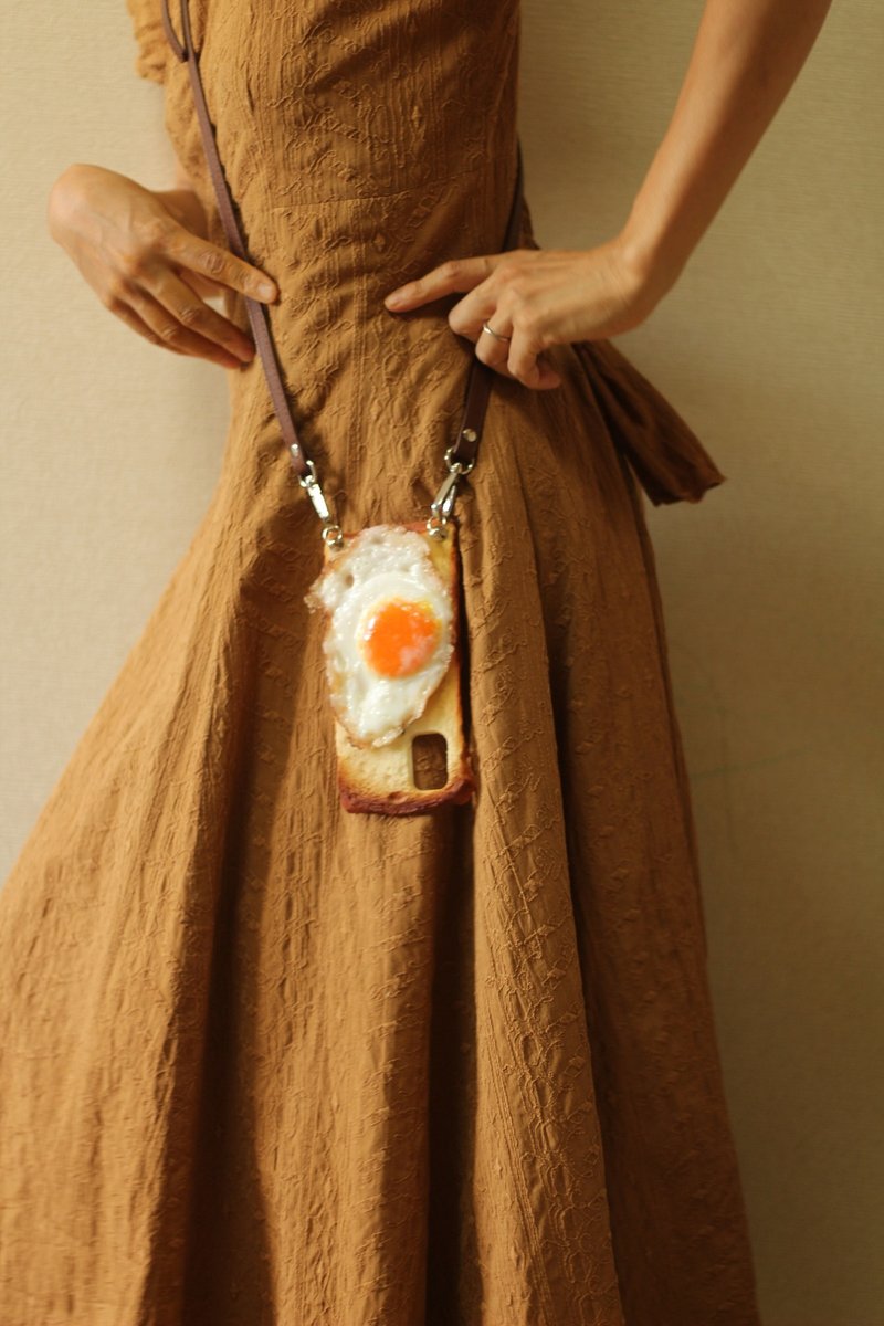 Made to order【1 month wait】Fried egg on toast phone case【With shoulder】 - Phone Cases - Plastic Brown