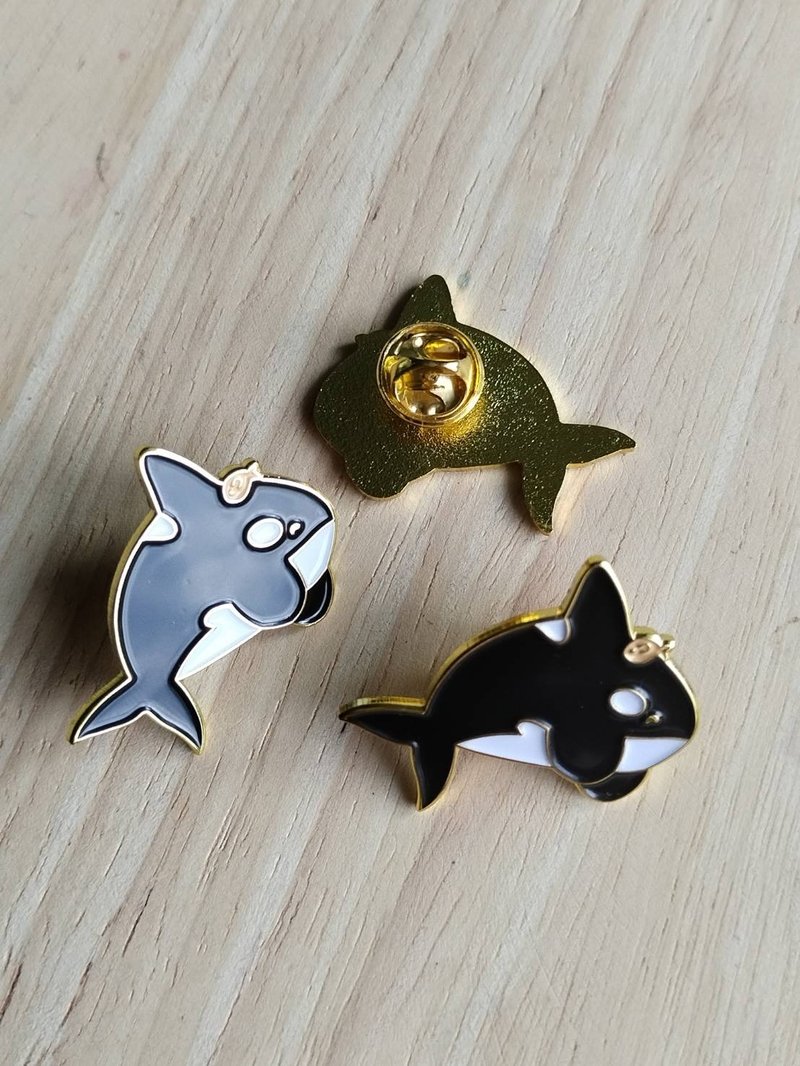 Orca Salmon Hat Killer Whale Lapel Pin - 胸針 - 其他金屬 多色