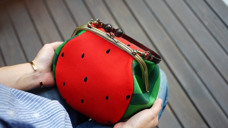 Delicious watermelon travel bag - กระเป๋าแมสเซนเจอร์ - ผ้าฝ้าย/ผ้าลินิน สีแดง