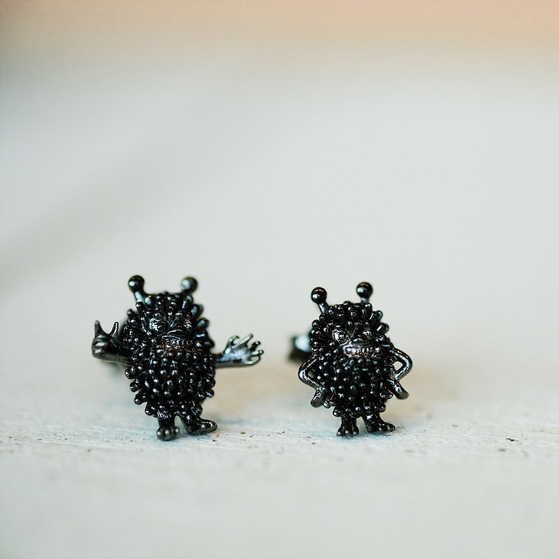 Stinky Earrings - Silver 925 plated with Black - 耳環/耳夾 - 其他金屬 黑色