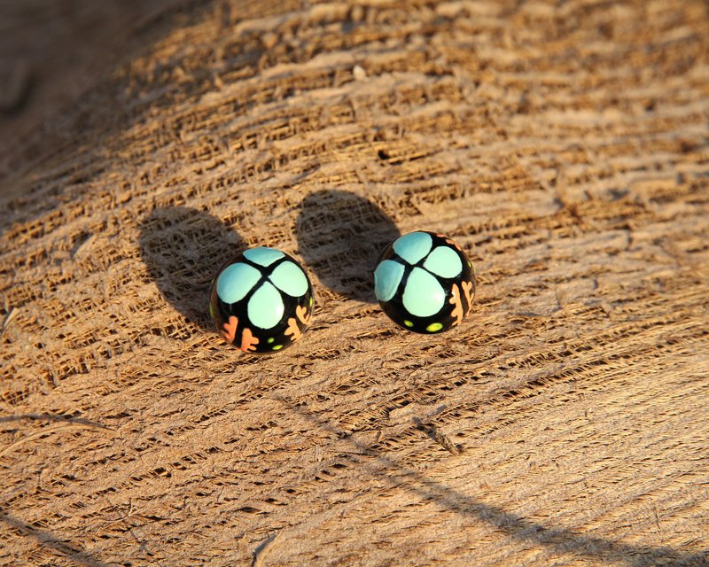 Black round bead earrings tropical flower sketch hand drawn - ต่างหู - พลาสติก สีดำ