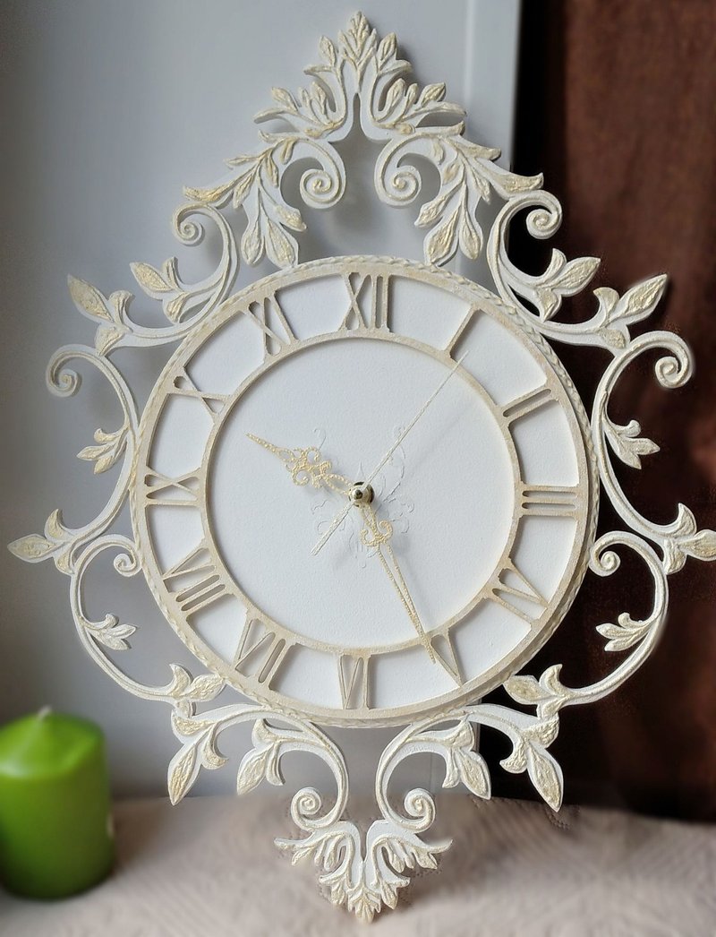掛鐘 Small white wall clock with gold ornament in vintage style Roman numerals - 時鐘/鬧鐘 - 木頭 白色