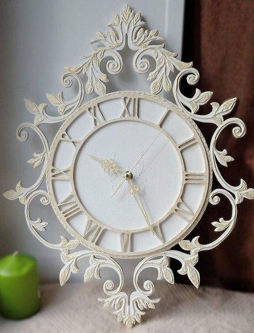 YourFloralDreams 掛鐘 Small white wall clock with gold ornament in vintage style Roman numerals