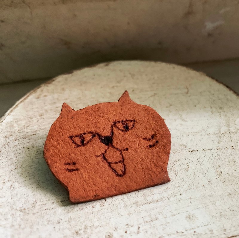 Cat vintage leather pin brooch - Brooches - Genuine Leather 