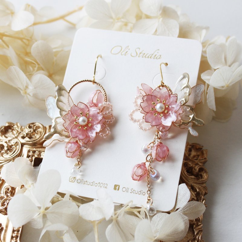 【粉櫻與蝶耳環】 不對稱耳環 櫻花 蝴蝶 耳環 耳夾 - 耳環/耳夾/耳骨夾 - 樹脂 粉紅色