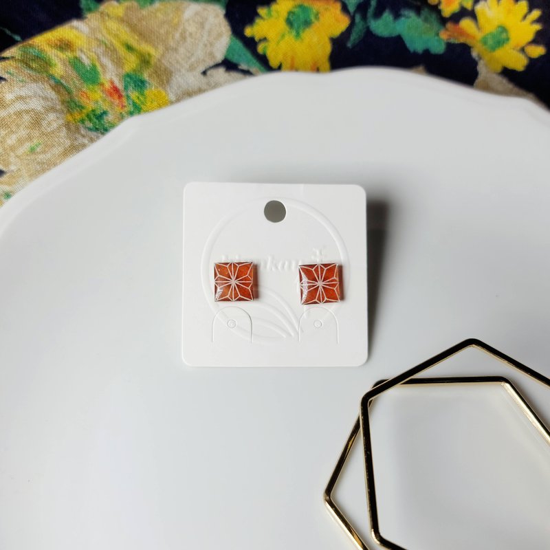 窗花敘事 落葉棕 花磚 手繪熱縮片 耳環 - 耳環/耳夾/耳骨夾 - 不鏽鋼 咖啡色