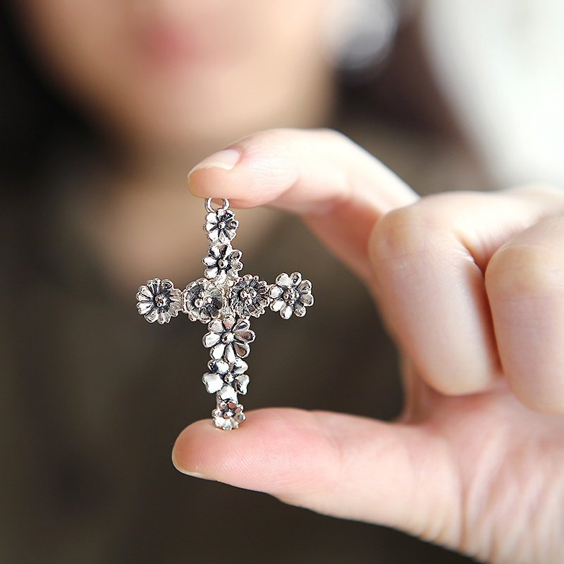 Flower Cross Necklace, Flower Cross Pendant, Cross Necklace, Cross Jewelry, Silver Plated Cross Charm, Crucifix Necklace, Oxidize Cross - สร้อยคอ - โลหะ สีเงิน