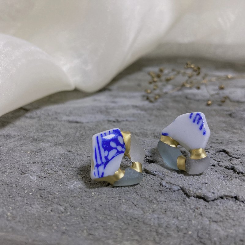 sea glass and pottery kintsugi earrings 【flower on a grid】blue× pale blue - ต่างหู - สแตนเลส สีน้ำเงิน