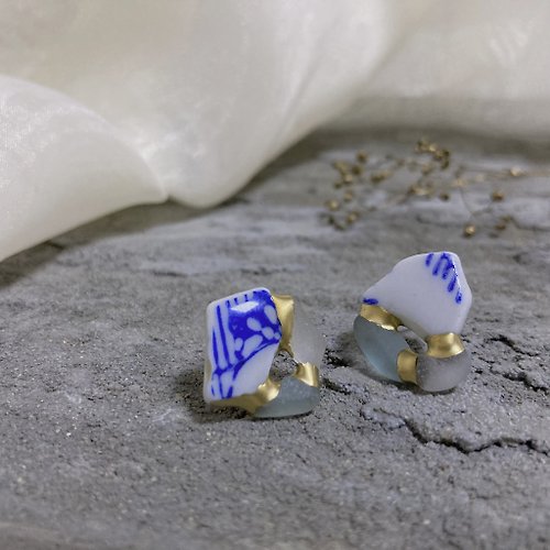 hema-glass 海玻璃 海陶器的金繼耳針/ 耳夾【格子花】藍色× 淺藍色