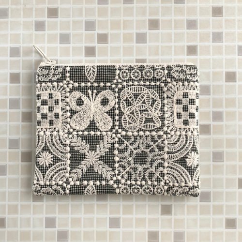 ミナペルホネン 生地使用　twins forest tile フラットポーチ mina perhonen forest tile 刺繍ポーチ 蝶 ハンドメイド