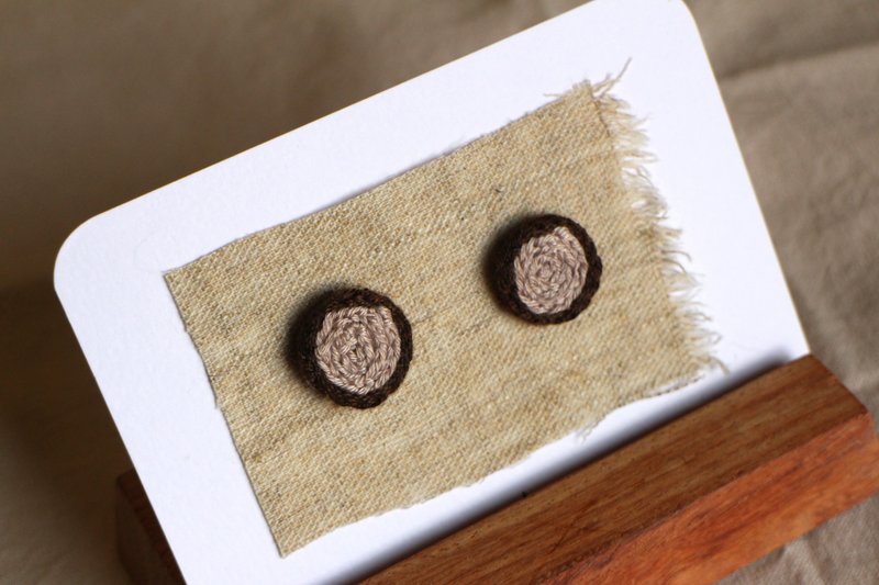 刺繡耳環 018 咖啡拿鐵 / 耳針款 - 耳環/耳夾/耳骨夾 - 繡線 咖啡色