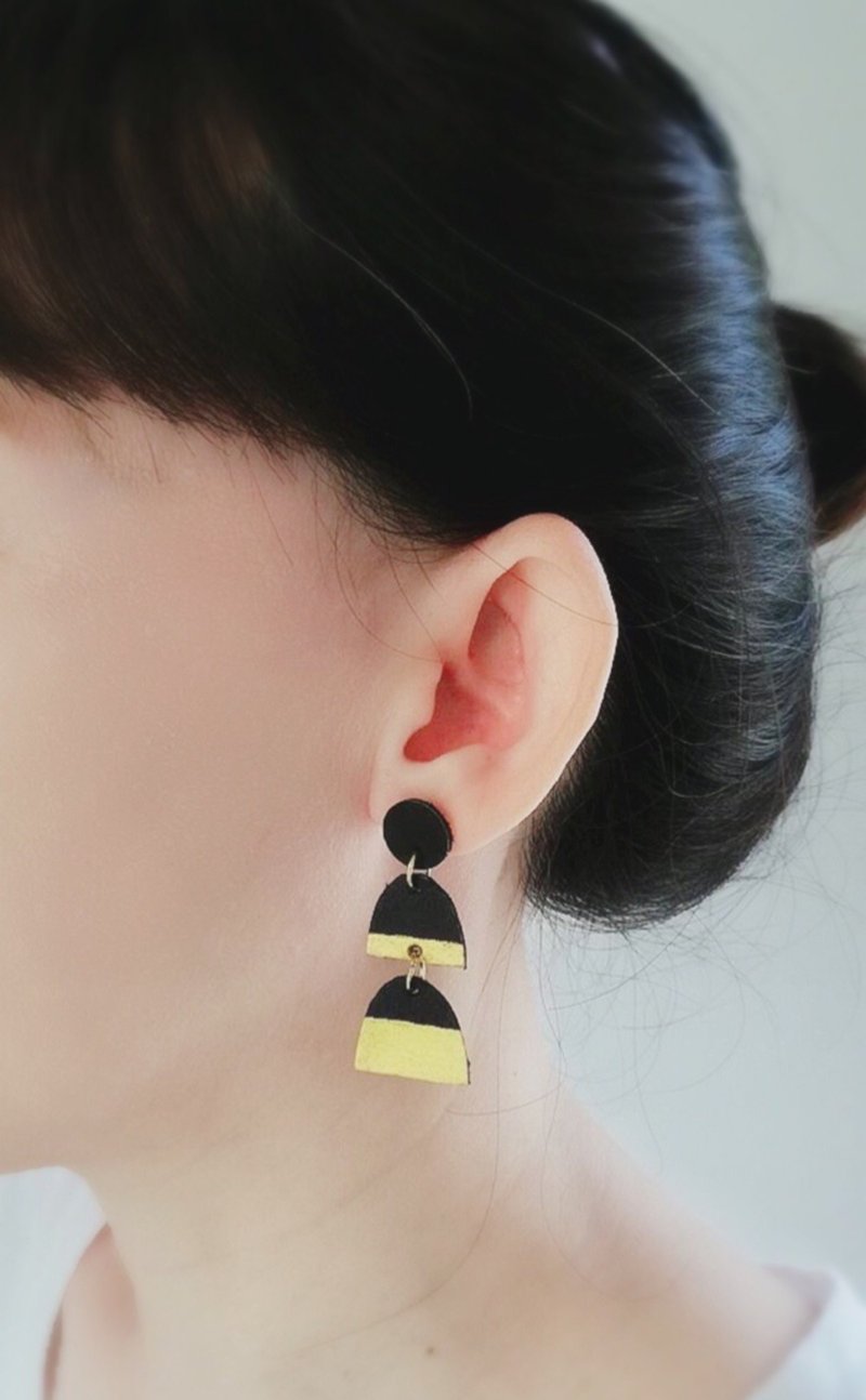 Handmade  geometric leather black and gold color - 耳環/耳夾/耳骨夾 - 真皮 黑色