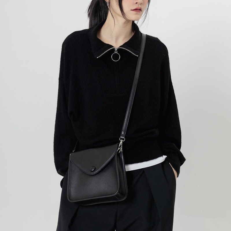 Black three-color cute daily soft flip small square bag minimalist texture accompanying shoulder crossbody bag - กระเป๋าแมสเซนเจอร์ - หนังเทียม สีดำ