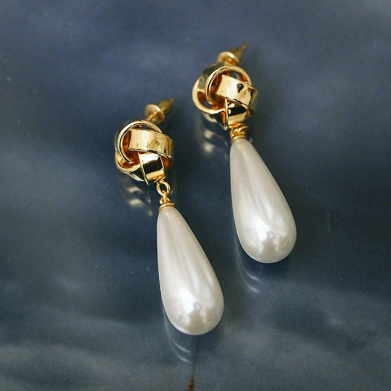 THIALH London NM 水滴珍珠繡球耳環 - 耳環/耳夾 - 其他金屬 金色