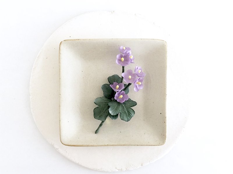 野に咲く花のブローチ(紫花） - ブローチ - コットン・麻 パープル