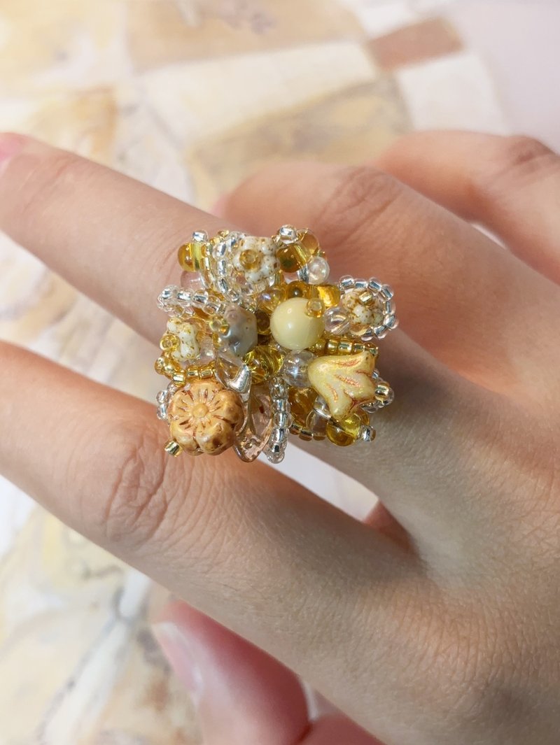 Beaded Flower rings, beaded rings, original design, handmade rings, Czech bead - แหวนทั่วไป - แก้ว สีทอง