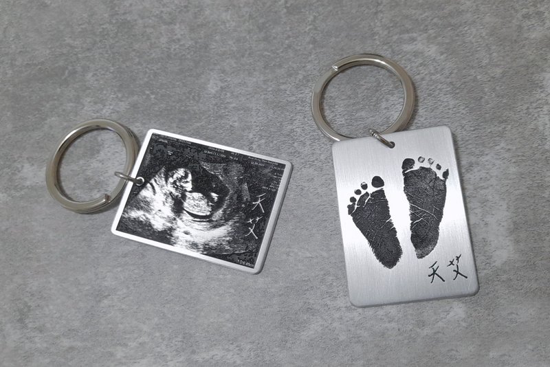 [Christmas Gift Box] Handmade customized full-month gift/ultrasound photo/footprint metal keychain - ที่ห้อยกุญแจ - โลหะ สีเงิน