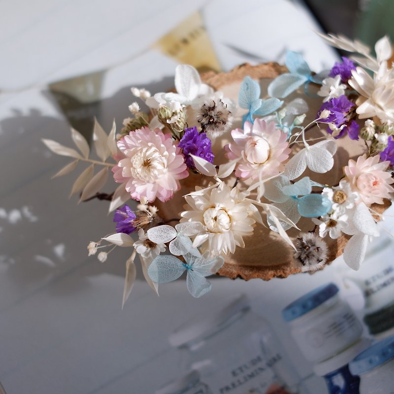 継続する|編組おだんごヘアの髪飾りの宝石類の結婚式の贈り物を行枯れていない乾燥したアジサイの花の青紫色の色は花嫁とブライドメイドの結婚式のスタイルストックフォト屋外写真の小さな結婚式の贈り物でした - ヘアアクセサリー - 寄せ植え・花 ブルー