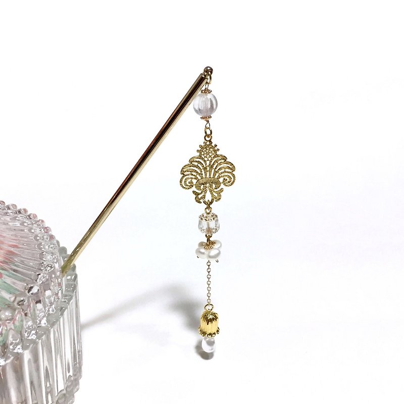 "Crystal Chandelier" Iris & Lily of the Valley. Natural pearl. Antique white crystal. Hairpin in palace style. - เครื่องประดับผม - เครื่องเพชรพลอย ขาว