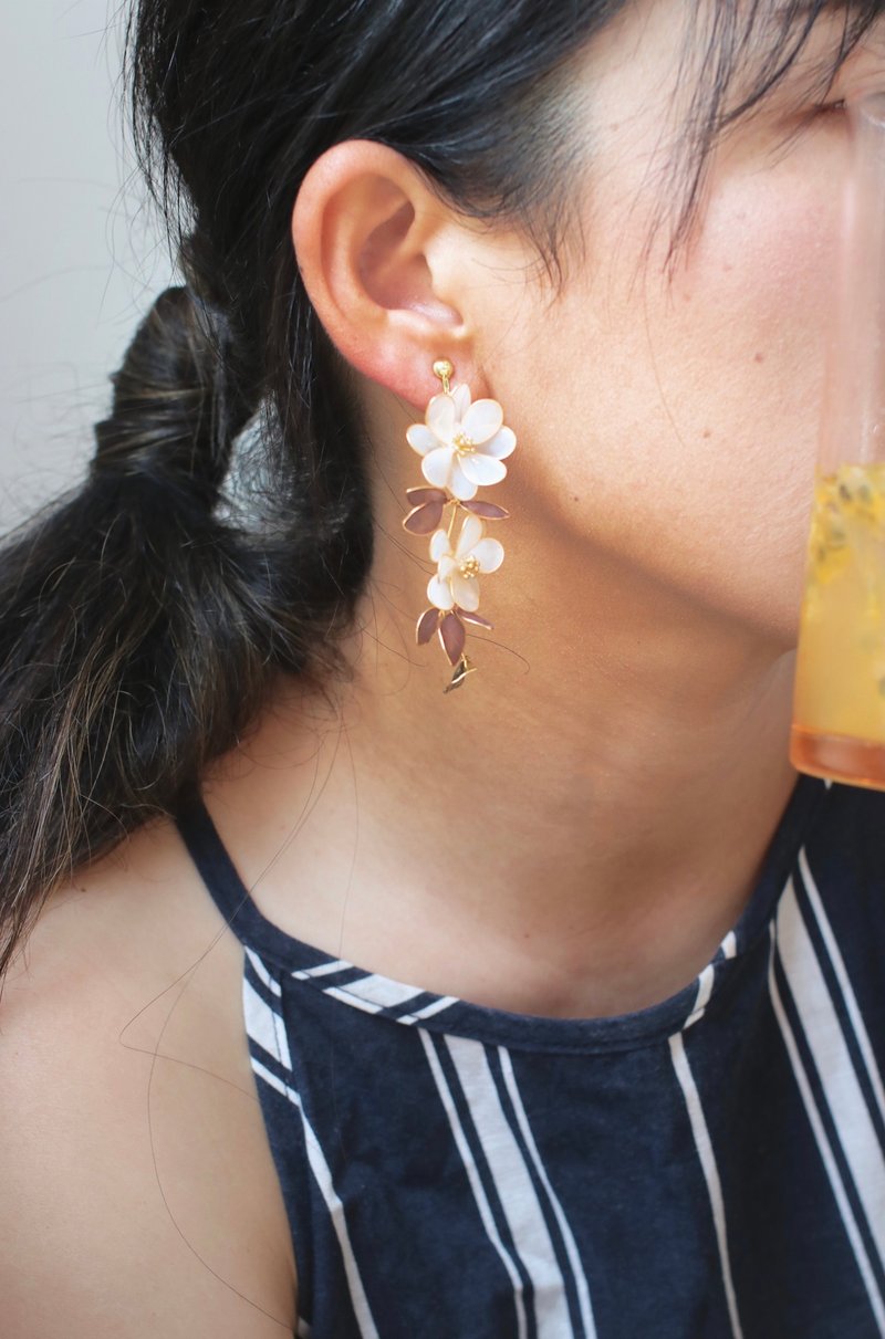 Autumn Camellia Asymmetrical Resin Earrings - ต่างหู - เรซิน สีนำ้ตาล