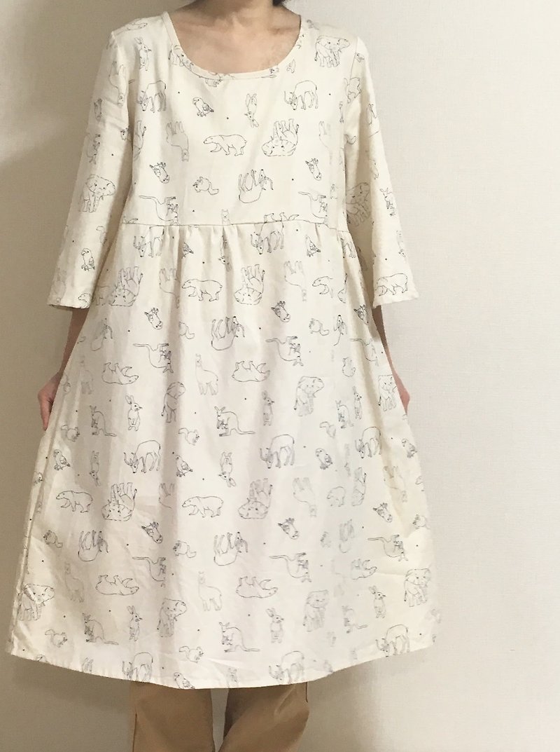 Small star and animals relaxing sleeping gathered dress one-piece round neck off white - One Piece Dresses - Cotton & Hemp White