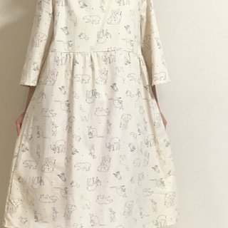 Small star and animals relaxing sleeping gathered dress one-piece round neck off white