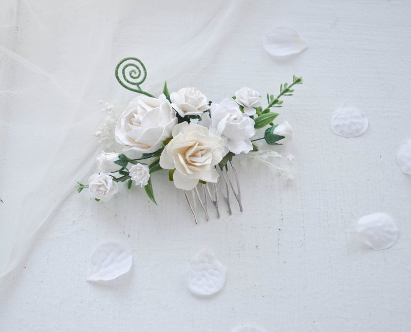 Flower hair comb, White  Bridal hairpiece, Wedding flower hair comb - เครื่องประดับผม - กระดาษ 