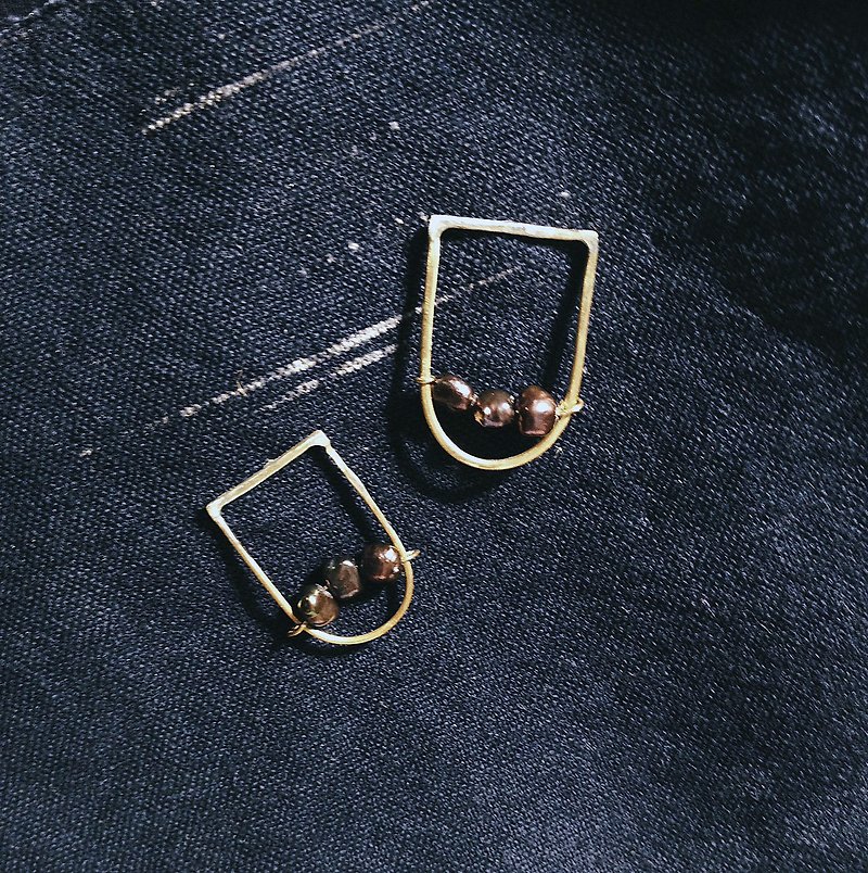MU stone series purple black pearl semi-circle earrings - ต่างหู - โลหะ สีทอง