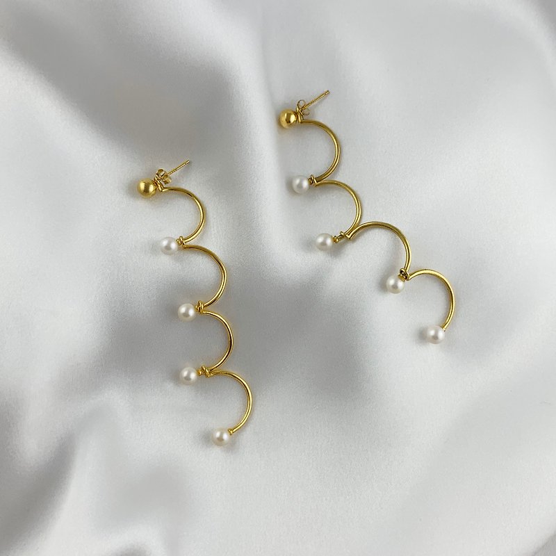 Wave pearl drop earrings - 耳環/耳夾 - 純銀 金色