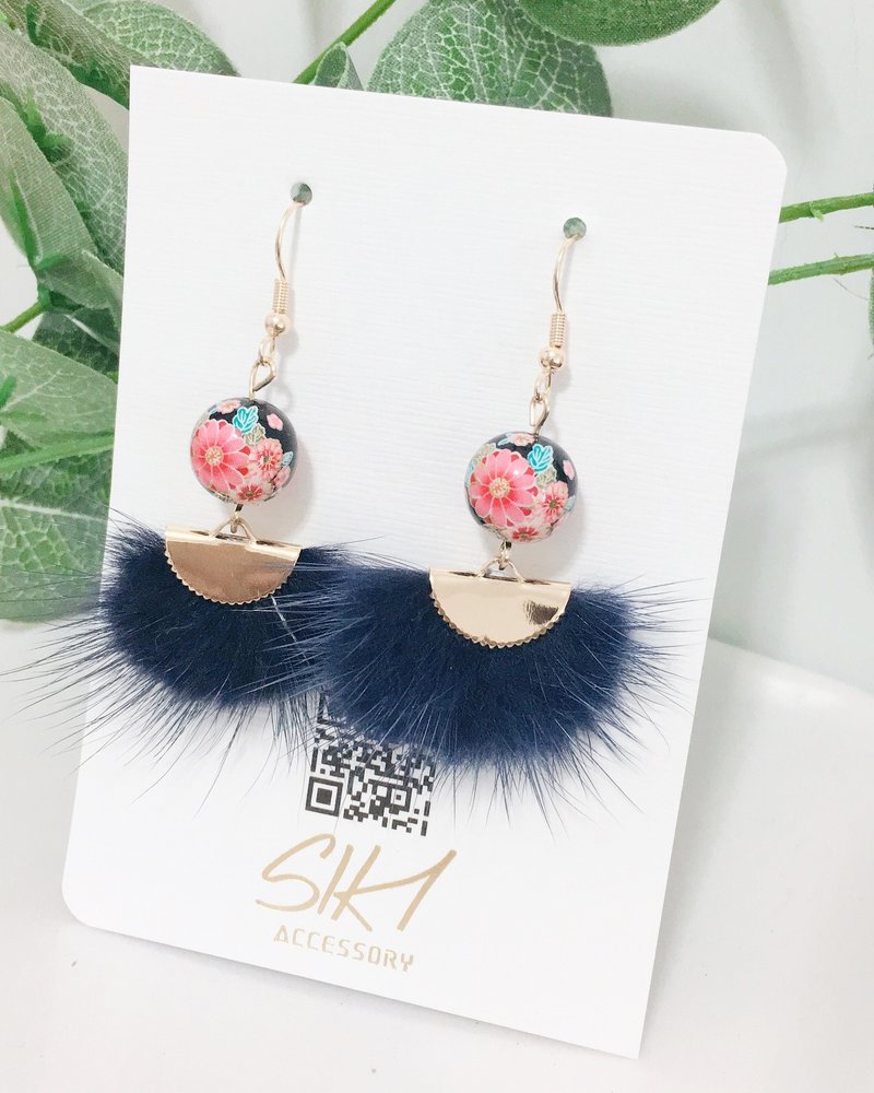 [Turnable Clip-On] Japan imported painted beads with royal blue furry fan-shaped tassel earrings - ต่างหู - โลหะ สีน้ำเงิน