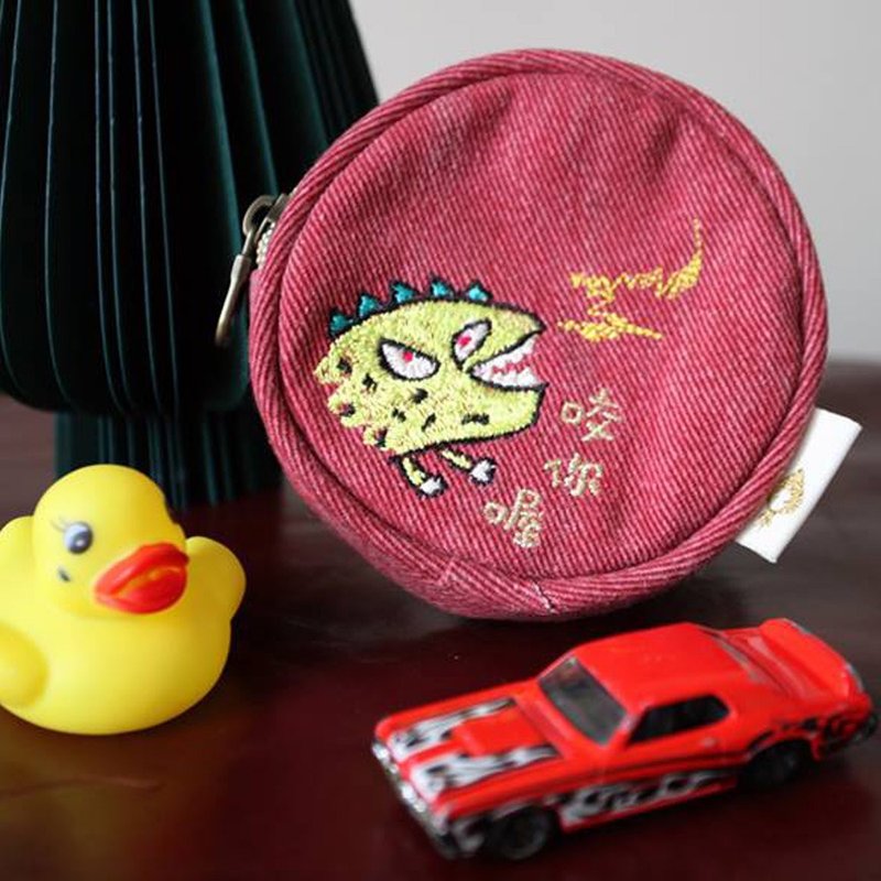 layoo to │ monster child Videos purse / headphones, charging cable storage bag / embroidery pattern (a small dinosaur uncle) - กระเป๋าใส่เหรียญ - วัสดุอื่นๆ สีแดง