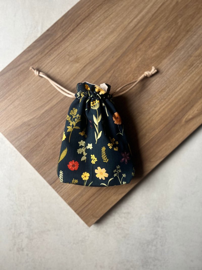 Drawstring bag丨Flowers, grass and leaves - กระเป๋าหูรูด - ผ้าฝ้าย/ผ้าลินิน 