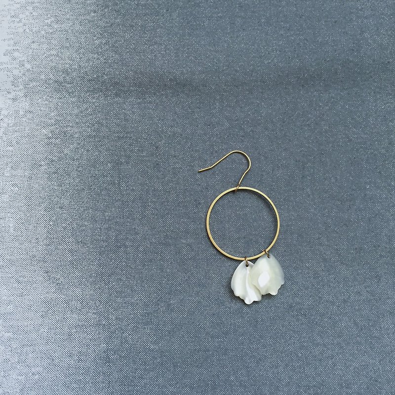 petal / round earrings with white shells - ต่างหู - ทองแดงทองเหลือง สีทอง