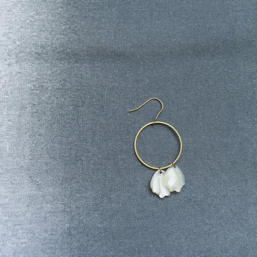 petal / round earrings with white shells