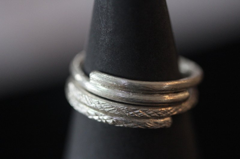 Silver stackable rings with chiseled and plain surface - set of 2 rings (STR8) - แหวนทั่วไป - เงิน สีเงิน