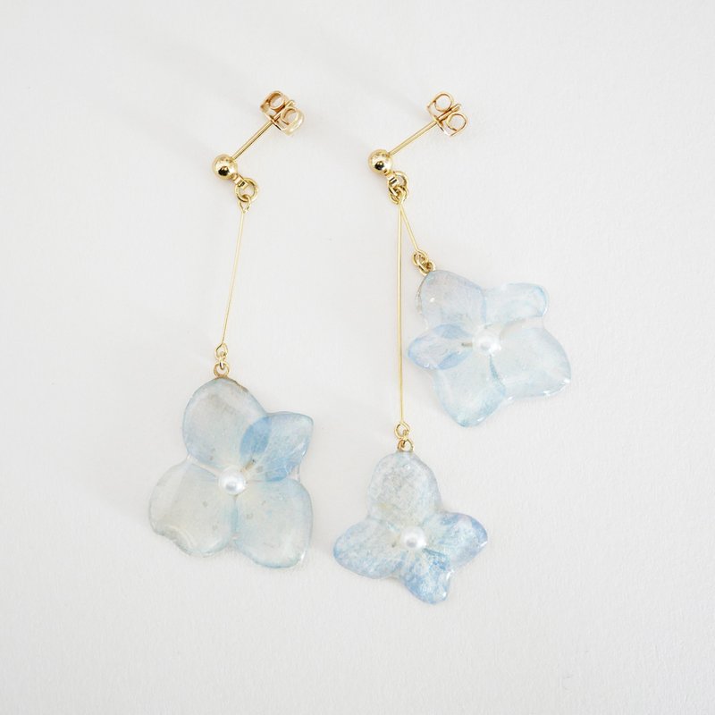 押し花 紫陽花のアシンメトリーピアス P-298s - 耳環/耳夾/耳骨夾 - 樹脂 藍色