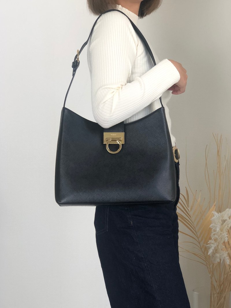 【 日本直送　名牌中古包 】Salvatore Ferragamo ショルダーバッグ ブラック ガンチーニ レザー 型押し セミショルダーバッグ vn6tps - 側背包/斜背包 - 真皮 黑色