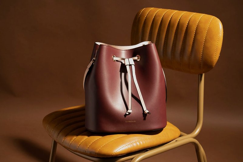 【歲末 7 折】Eloise 簡約設計水桶包 側背包 連可拆內袋 (酒紅) - 水桶包/束口袋 - 人造皮革 紅色